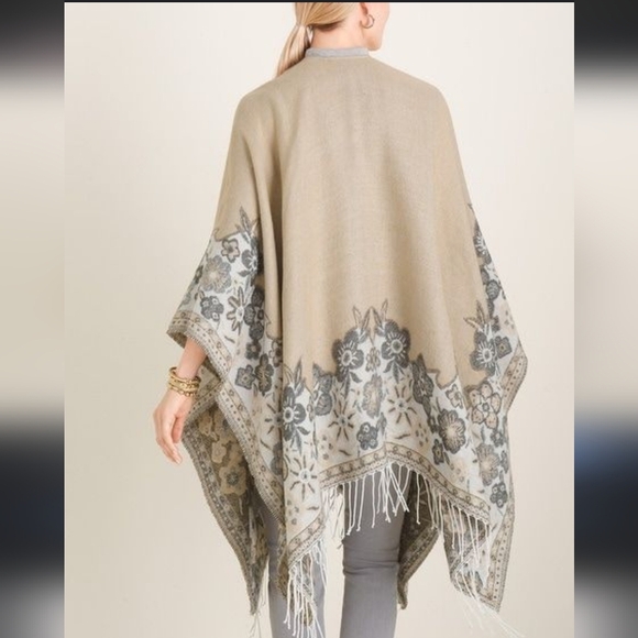 NEW Chico's reversible fringed. Poncho one size neutral floral pattern gray tan - Picture 12 of 12